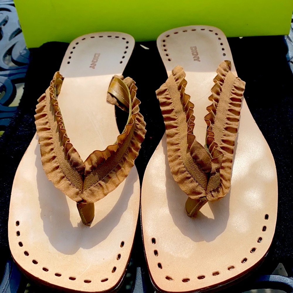 DKNY thongs sandals